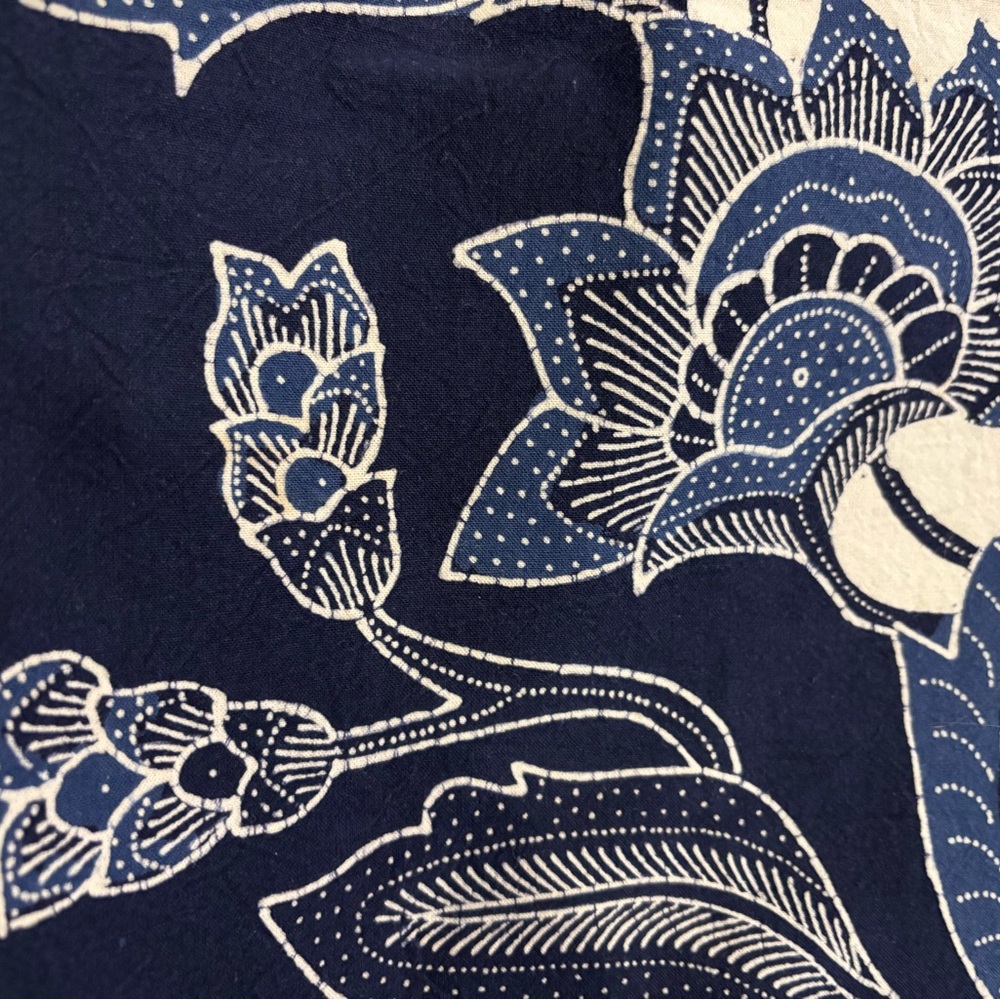 Blue and White Tablecloth - intricate design - Picture 3 of 10